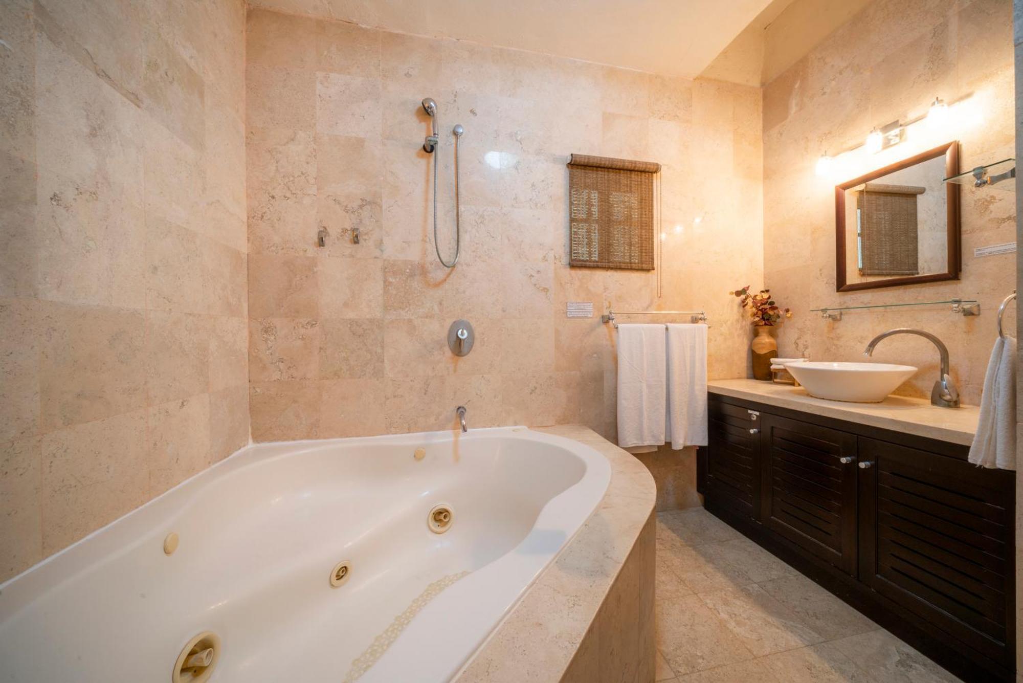 Spacious 2 Bedroom In Playacar Ii - At Rosa Blanca - Sueno Apartamento Playa del Carmen
